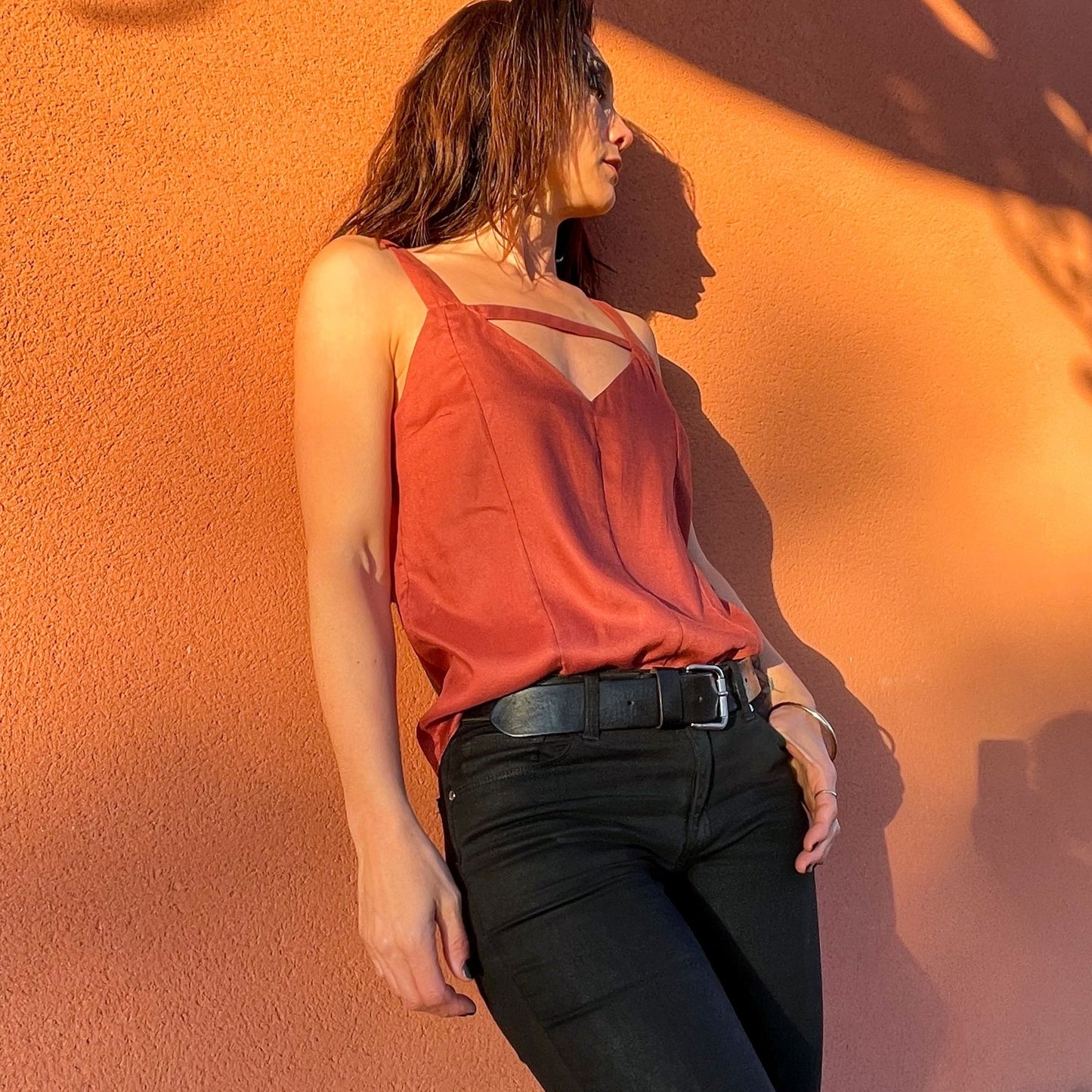 Haut caraco terracotta upcyclé écoresponosable pour femme. Tissu : crêpe de viscose Ecvero écologique. Fait main en Provence (France).