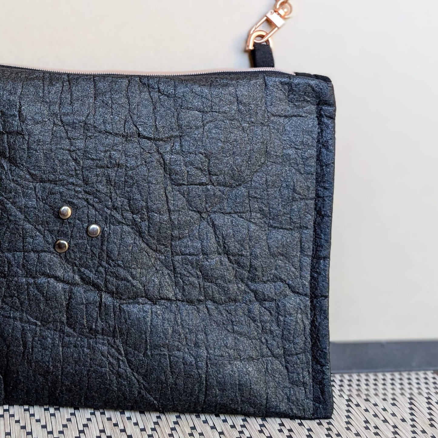 sac pochette rock en Pinatex, cuir vegan, mercerie cuivrée origine Europe, artisanal, fait main en Provence.
