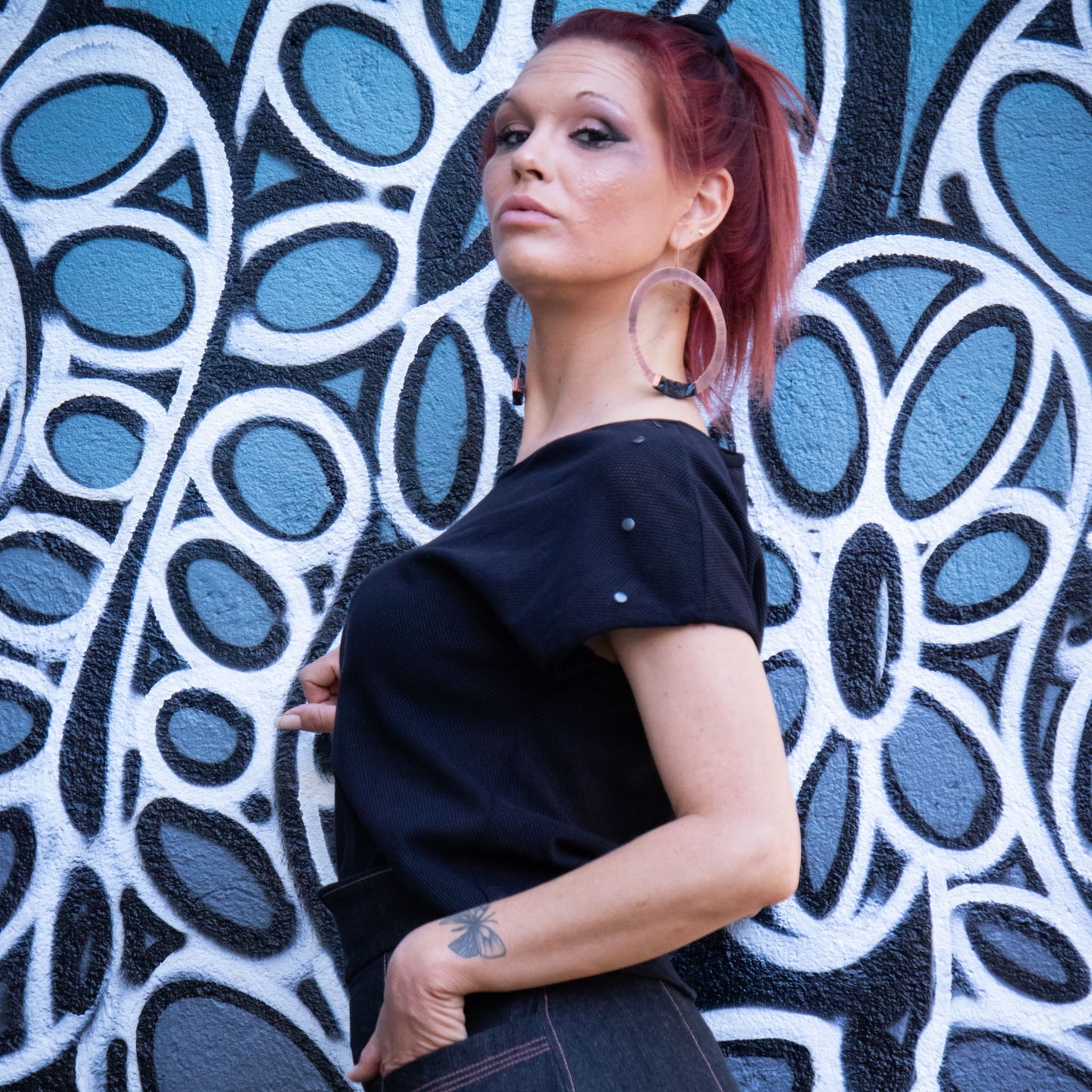 Tee-shirt rock chic tissu maille résille éco responsable issu de stocks dormants. Fait main en France.